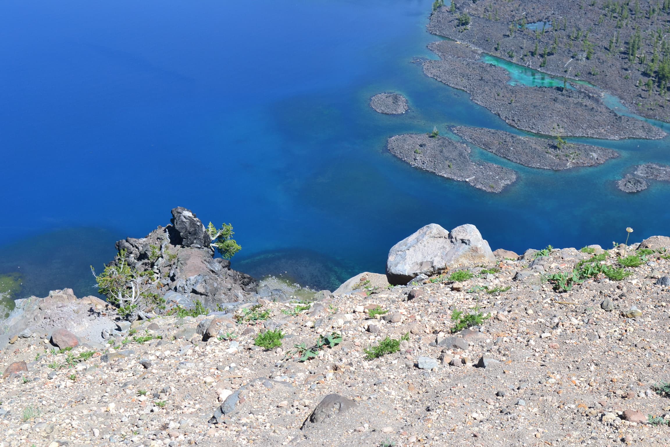 View down the side of Crater Lake from above.