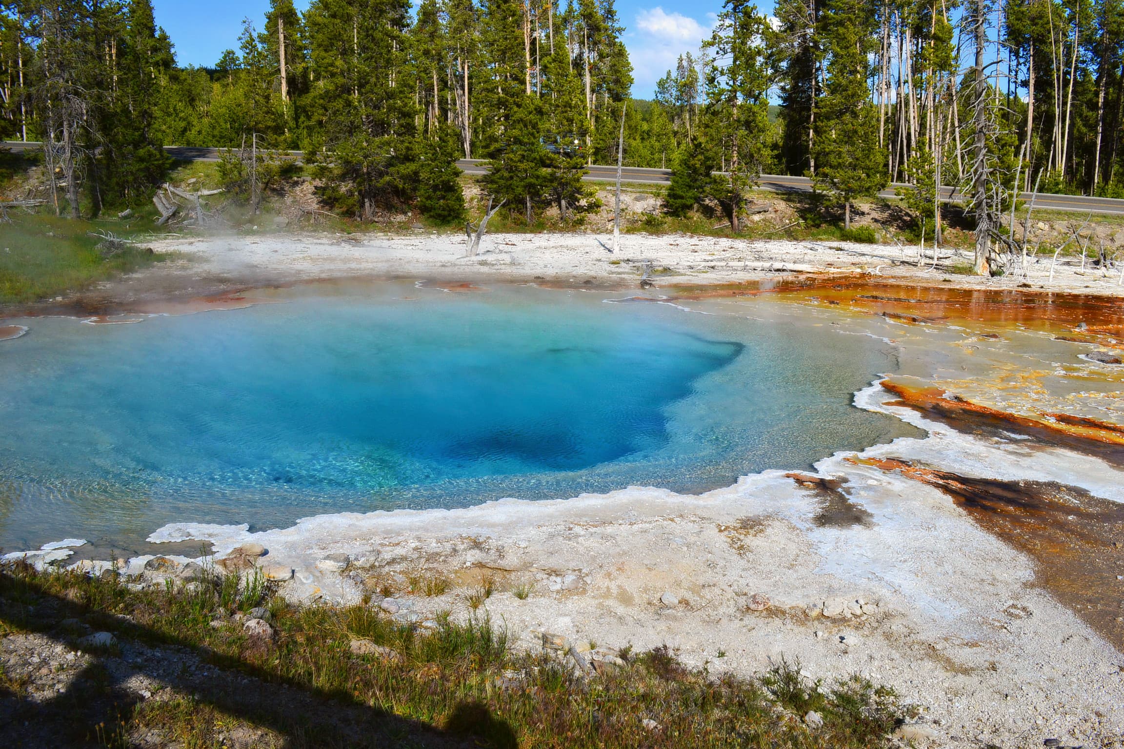 Beautiful hot spring visible from the road.